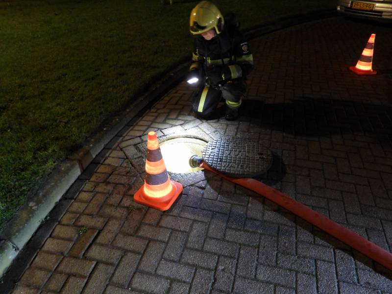 Brandweer spoelt riool na benzine lucht in meerdere woningen