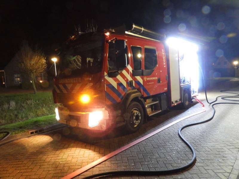 Brandweer spoelt riool na benzine lucht in meerdere woningen