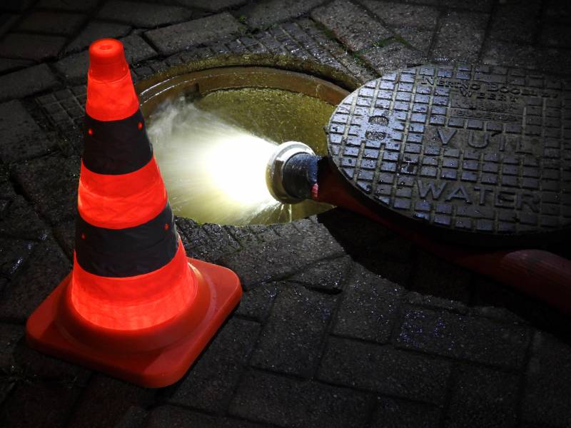 Brandweer spoelt riool na benzine lucht in meerdere woningen