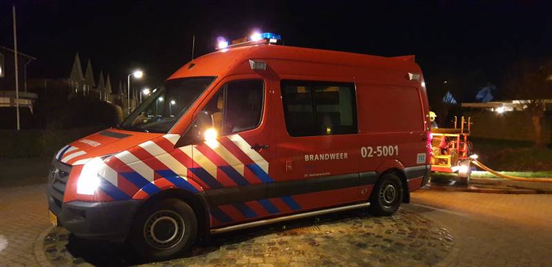 Brandweer spoelt riool na benzine lucht in meerdere woningen
