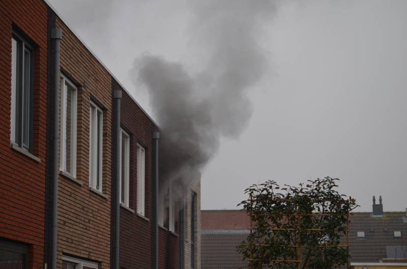 Dikke rookpluimen bij brand in woning