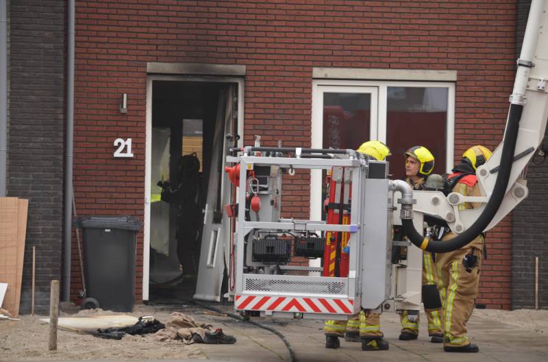 Dikke rookpluimen bij brand in woning