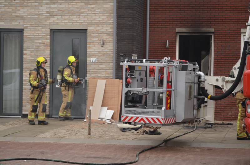 Dikke rookpluimen bij brand in woning