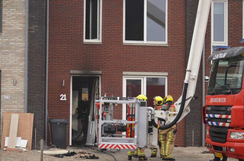 Dikke rookpluimen bij brand in woning