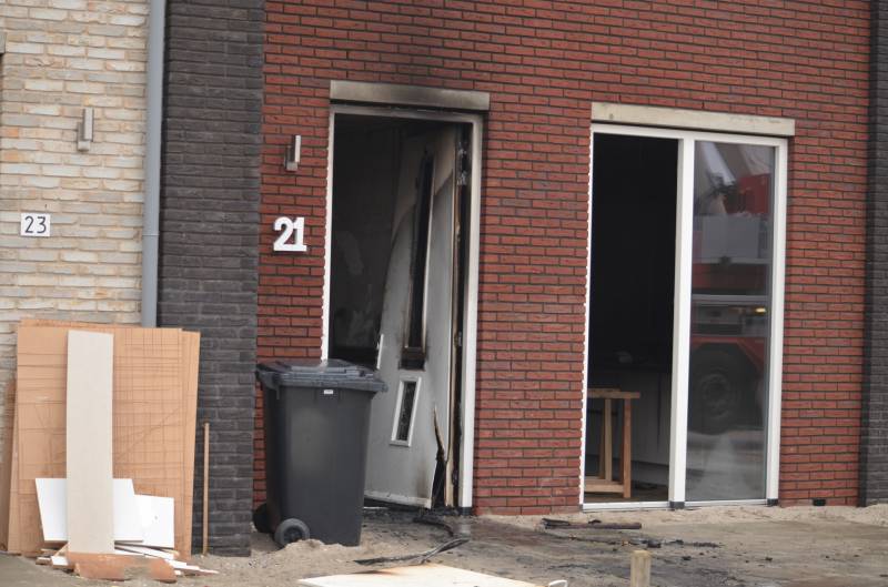 Dikke rookpluimen bij brand in woning