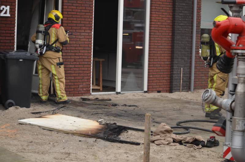 Dikke rookpluimen bij brand in woning
