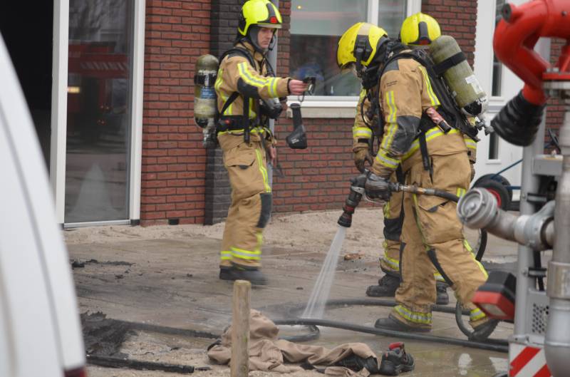 Dikke rookpluimen bij brand in woning