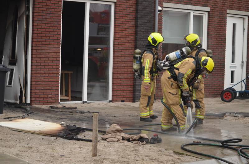 Dikke rookpluimen bij brand in woning