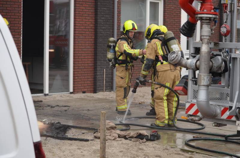 Dikke rookpluimen bij brand in woning