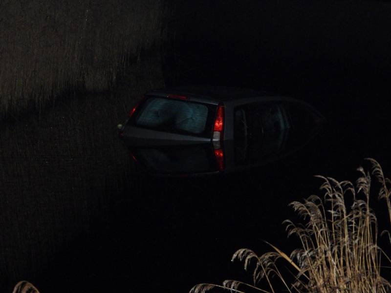 Personenauto belandt in sloot