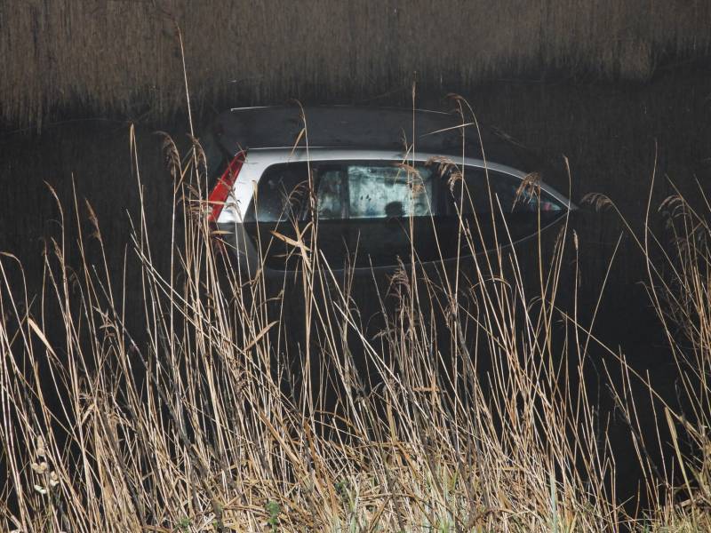 Personenauto belandt in sloot