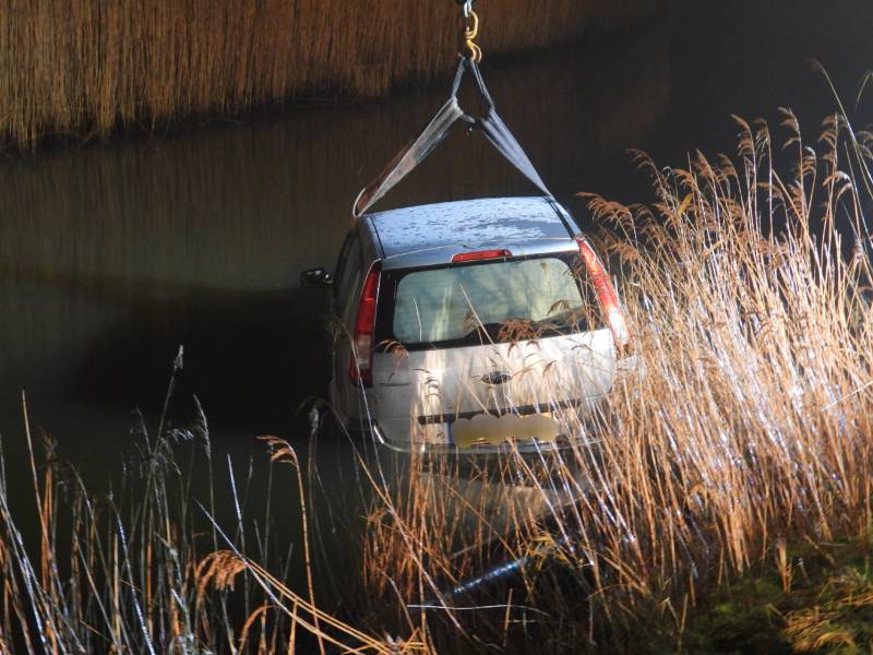 Personenauto belandt in sloot