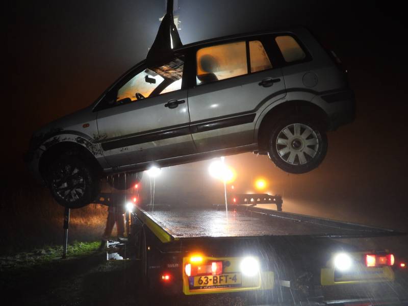 Personenauto belandt in sloot