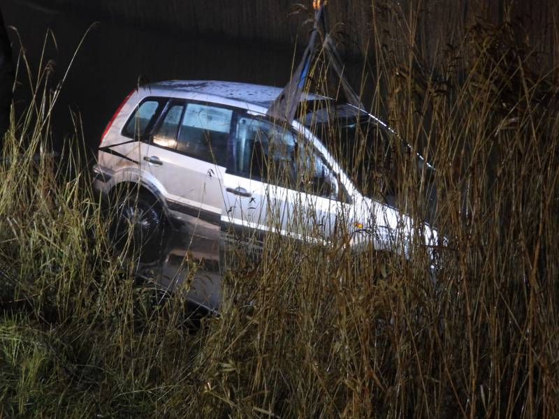 Personenauto belandt in sloot