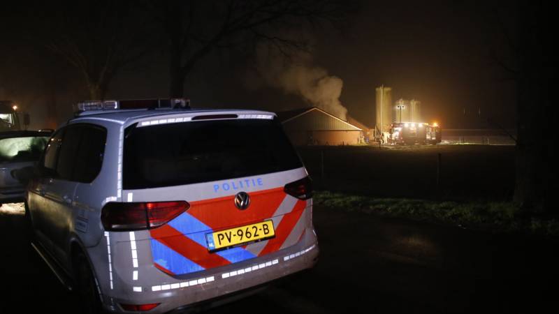 Shovel vat vlam in lege schuur