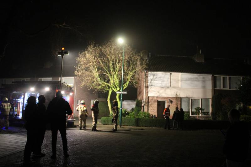 Brandweer veegt schoorsteen na brand