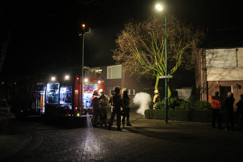 Brandweer veegt schoorsteen na brand