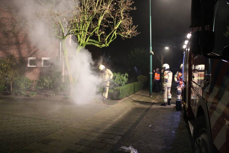 Brandweer veegt schoorsteen na brand