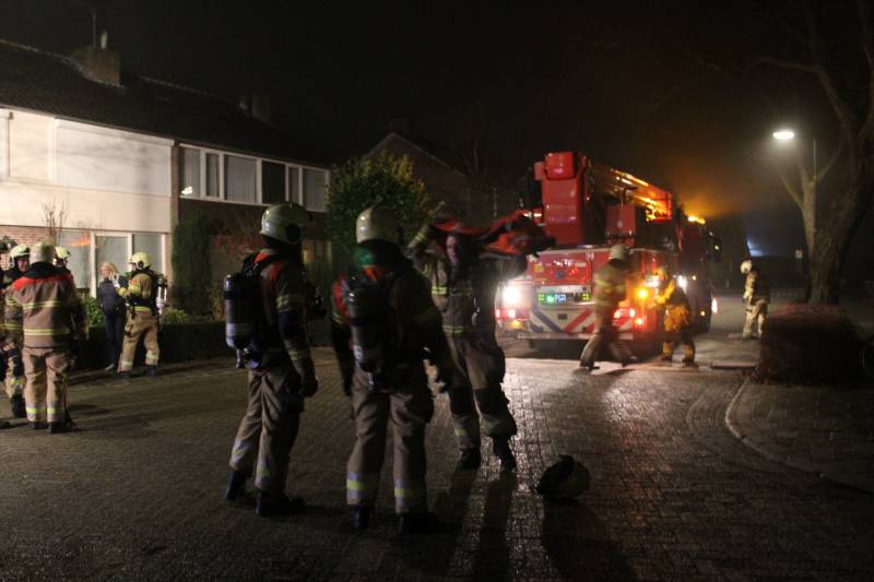 Brandweer veegt schoorsteen na brand