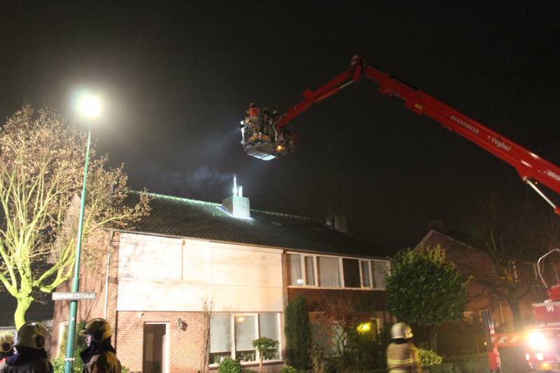 Brandweer veegt schoorsteen na brand