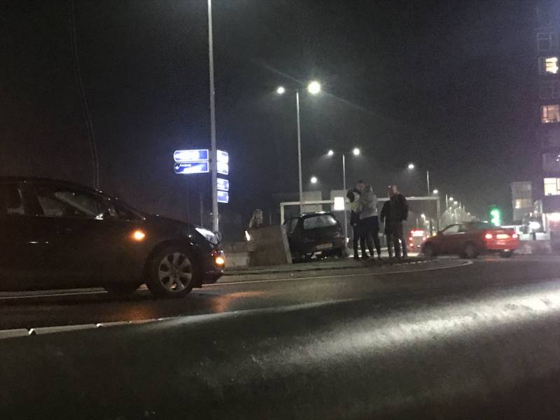 Schade na eenzijdige aanrijding op rotonde