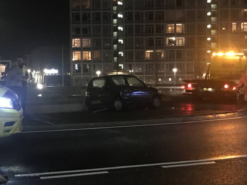 Schade na eenzijdige aanrijding op rotonde