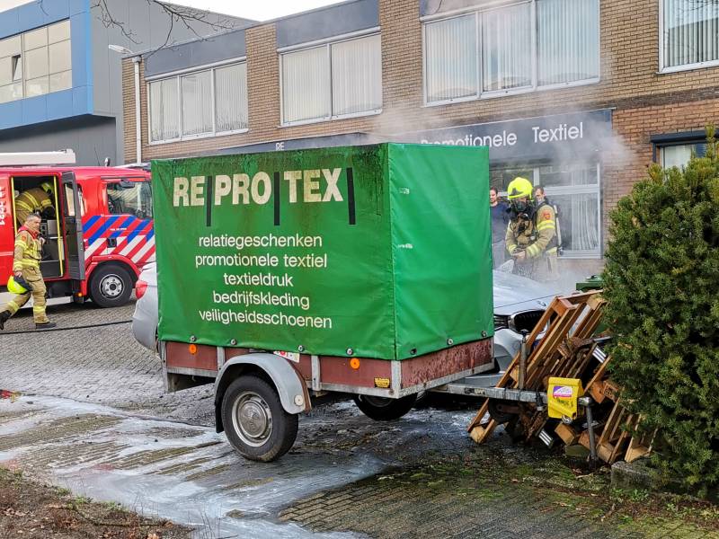 Medewerkers blussen beginnende autobrand