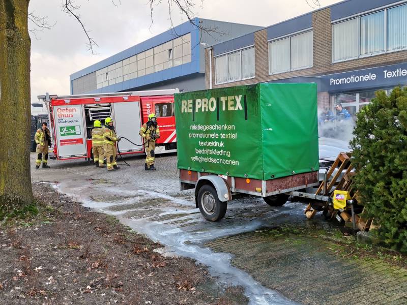 Medewerkers blussen beginnende autobrand