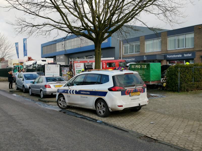 Medewerkers blussen beginnende autobrand