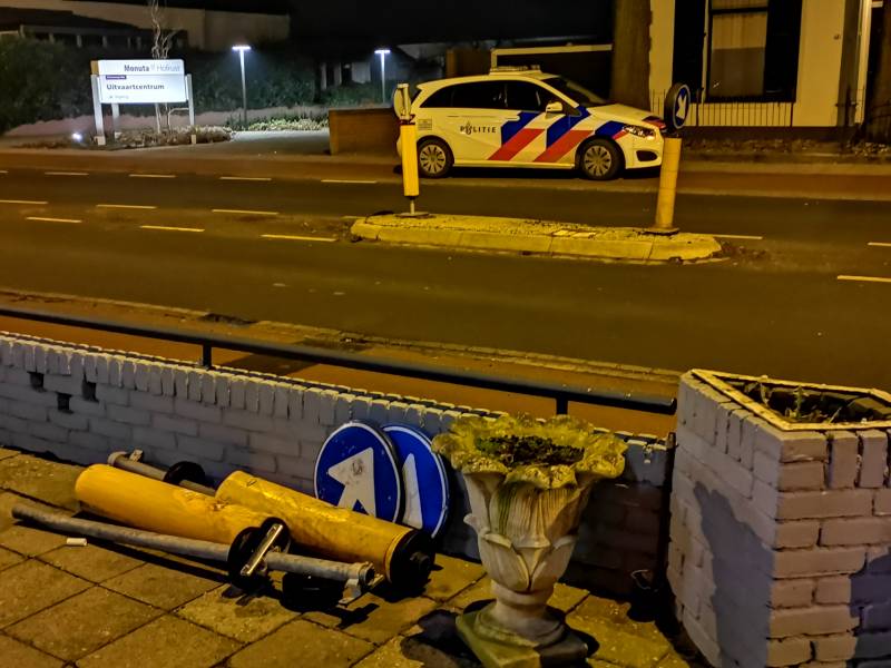 Verkeersborden uit de grond gereden bij aanrijding