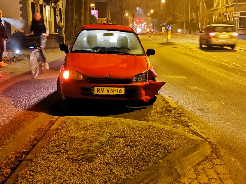 Verkeersborden uit de grond gereden bij aanrijding