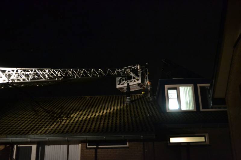 Brandweer veegt schoorsteen na brand