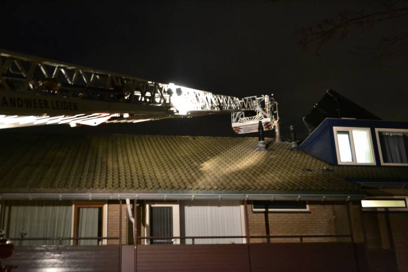 Brandweer veegt schoorsteen na brand