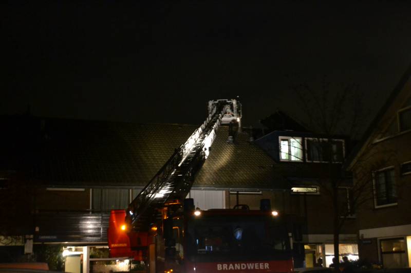 Brandweer veegt schoorsteen na brand