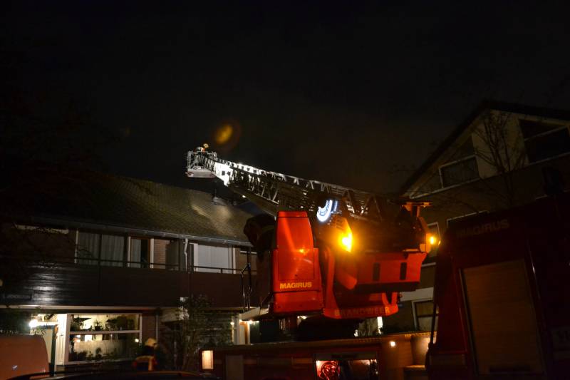 Brandweer veegt schoorsteen na brand