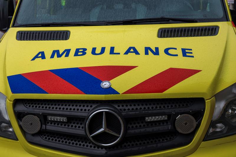Ambulance ramt verkeerspaal bij spoedrit