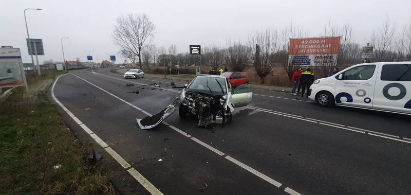 Forse schade na aanrijding tussen drie auto's