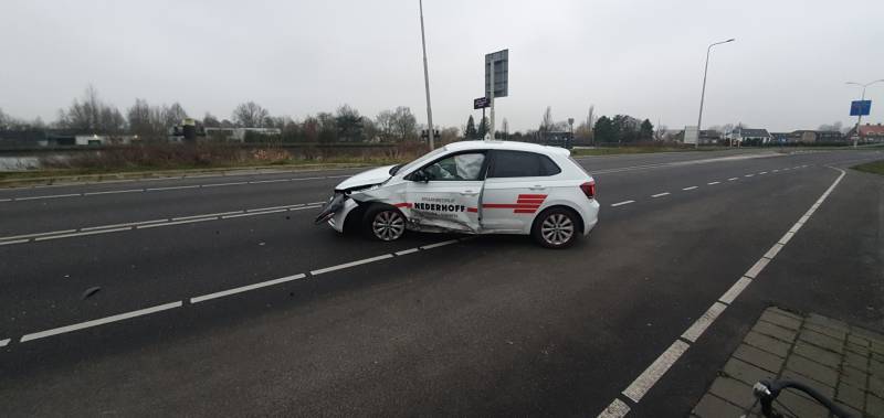 Forse schade na aanrijding tussen drie auto's