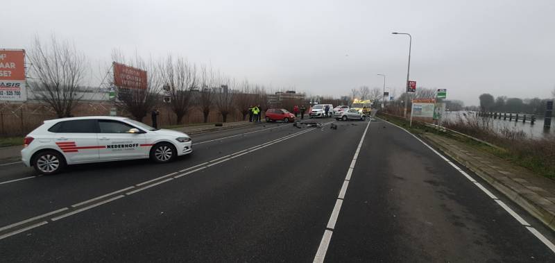 Forse schade na aanrijding tussen drie auto's