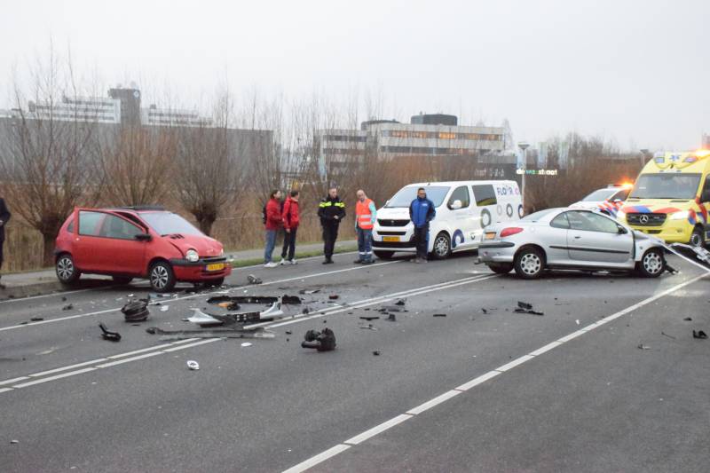 Forse schade na aanrijding tussen drie auto's