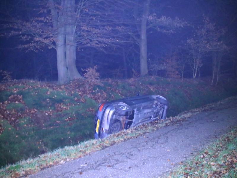 Auto belandt in de sloot