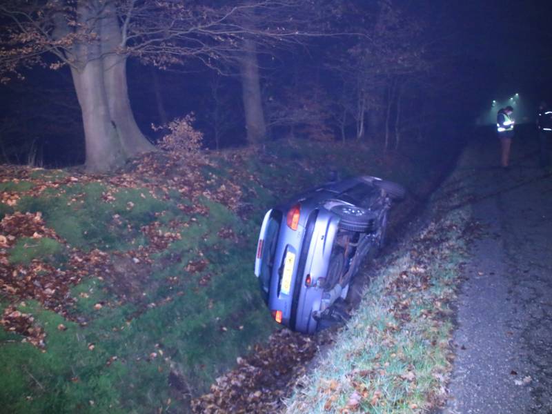 Auto belandt in de sloot