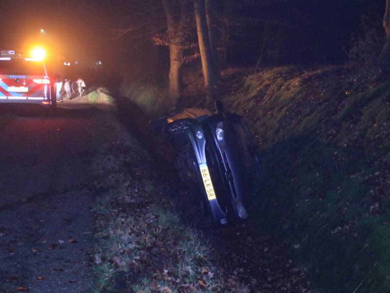 Auto belandt in de sloot