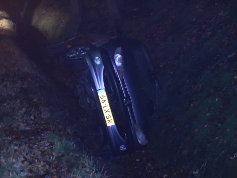 Auto belandt in de sloot