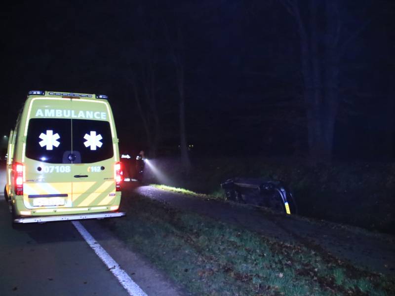 Auto belandt in de sloot