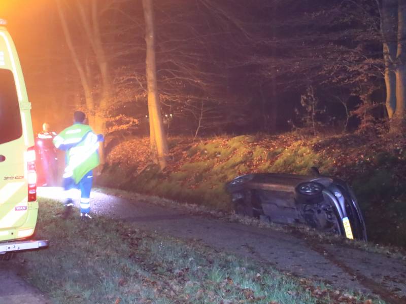 Auto belandt in de sloot