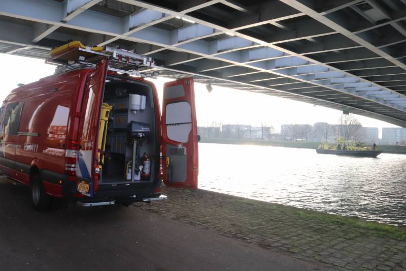 Verward persoon springt van Prins Clausbrug