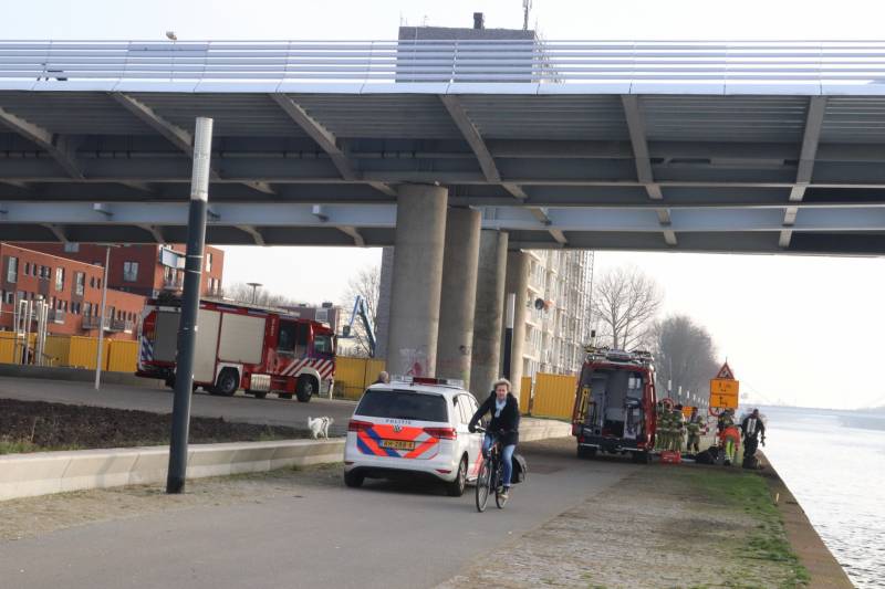 Verward persoon springt van Prins Clausbrug