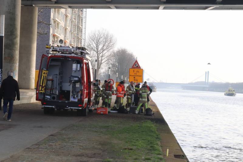 Verward persoon springt van Prins Clausbrug