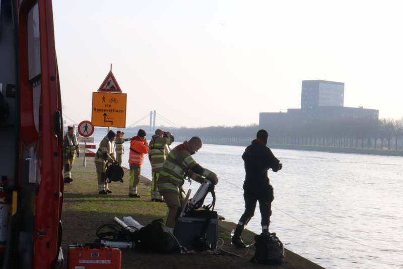 Verward persoon springt van Prins Clausbrug
